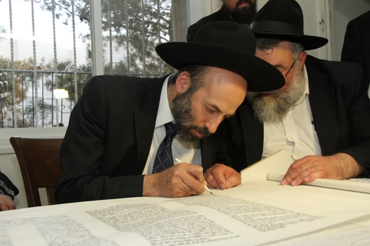 גלריה: הראשון לציון הרב בקשי דורון חגג עם ספר התורה