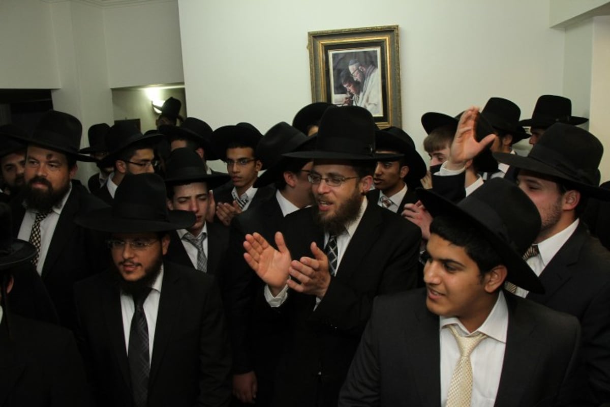 גלריה: הראשון לציון הרב בקשי דורון חגג עם ספר התורה