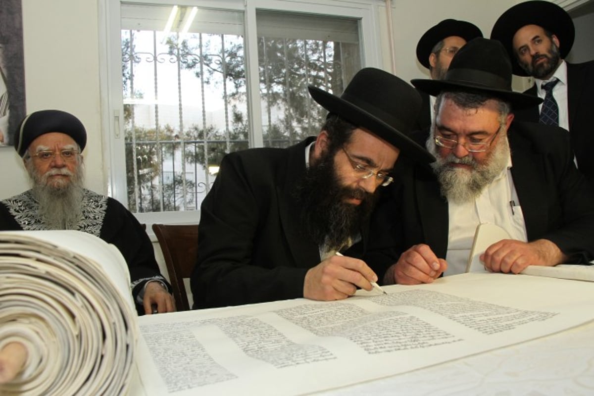 גלריה: הראשון לציון הרב בקשי דורון חגג עם ספר התורה