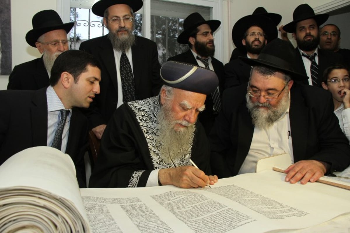 גלריה: הראשון לציון הרב בקשי דורון חגג עם ספר התורה