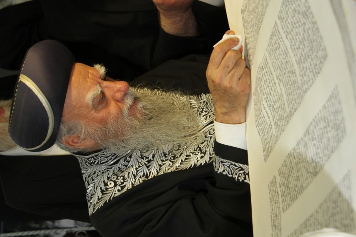 גלריה: הראשון לציון הרב בקשי דורון חגג עם ספר התורה