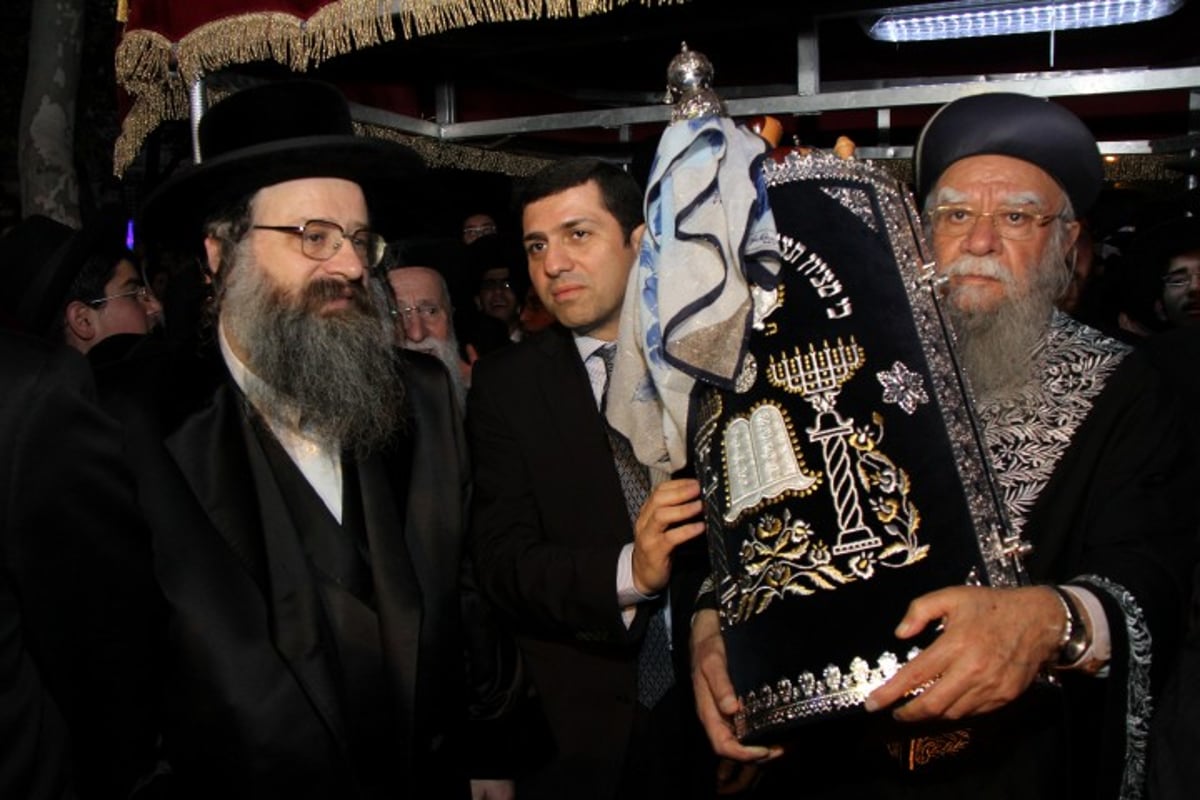 גלריה: הראשון לציון הרב בקשי דורון חגג עם ספר התורה