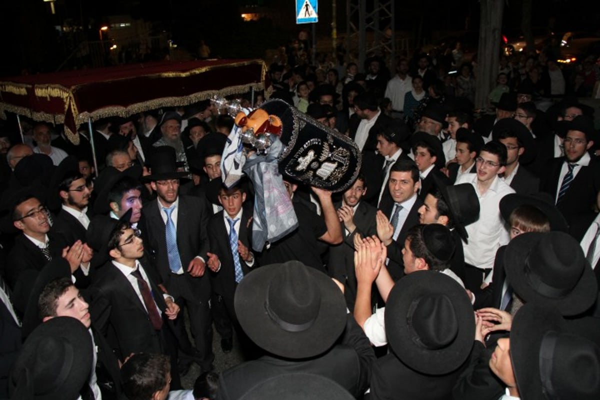 גלריה: הראשון לציון הרב בקשי דורון חגג עם ספר התורה