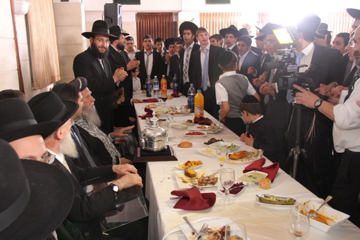 גלריה: הראשון לציון הרב בקשי דורון חגג עם ספר התורה