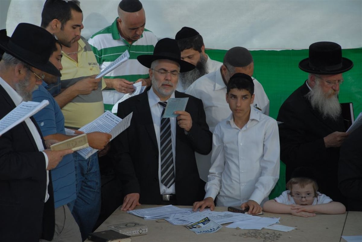 הרב שלמה בניזרי בתפילה על קברו של השל"ה הקדוש