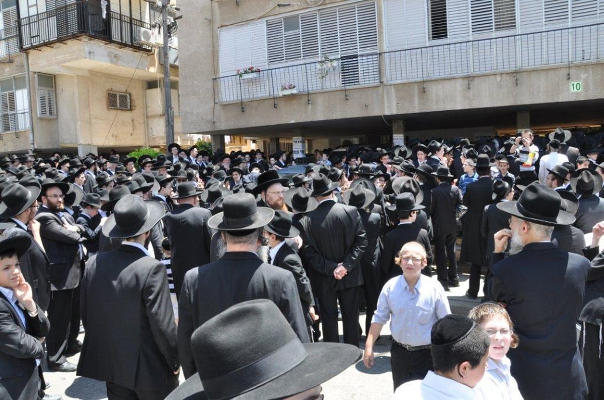 דמעות בבני-ברק: הלווית הרב נפתלי נבנצאל