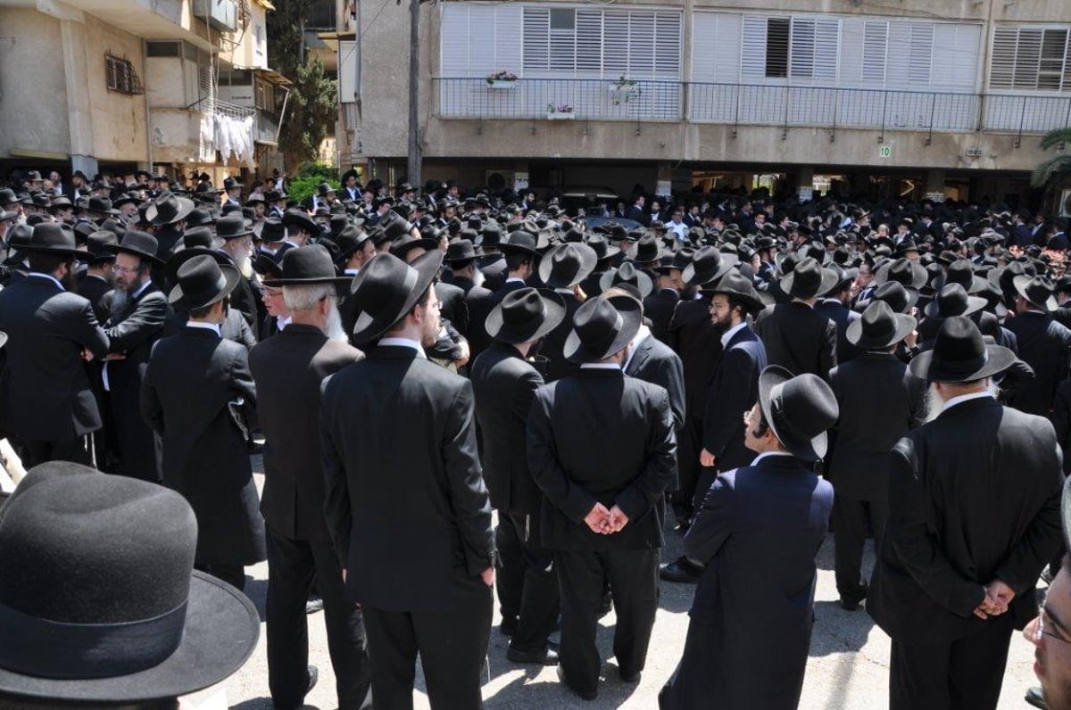 דמעות בבני-ברק: הלווית הרב נפתלי נבנצאל