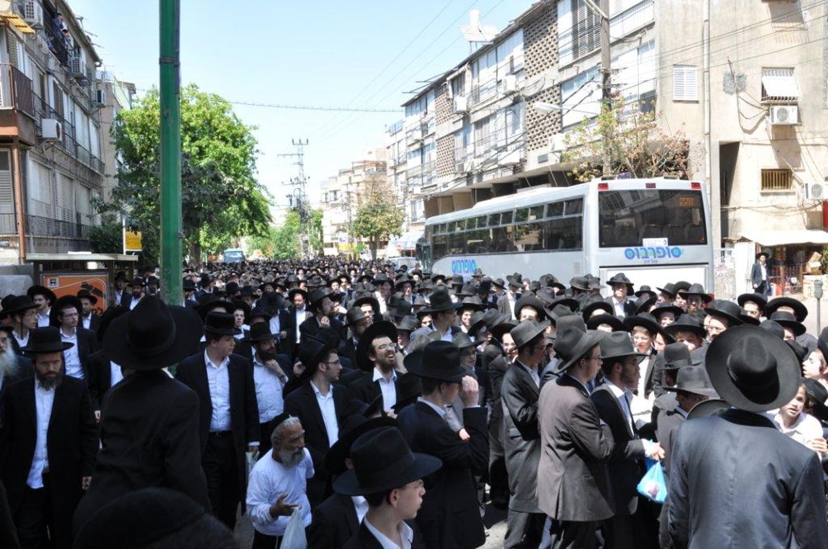 דמעות בבני-ברק: הלווית הרב נפתלי נבנצאל