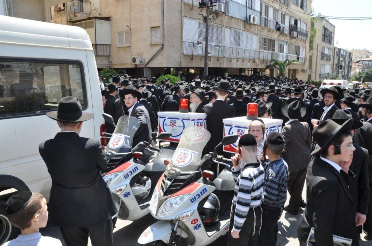 דמעות בבני-ברק: הלווית הרב נפתלי נבנצאל