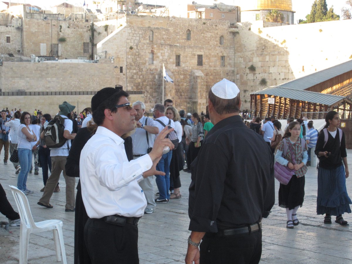 פפראצי: השחקן זאב רווח בתפילה בכותל