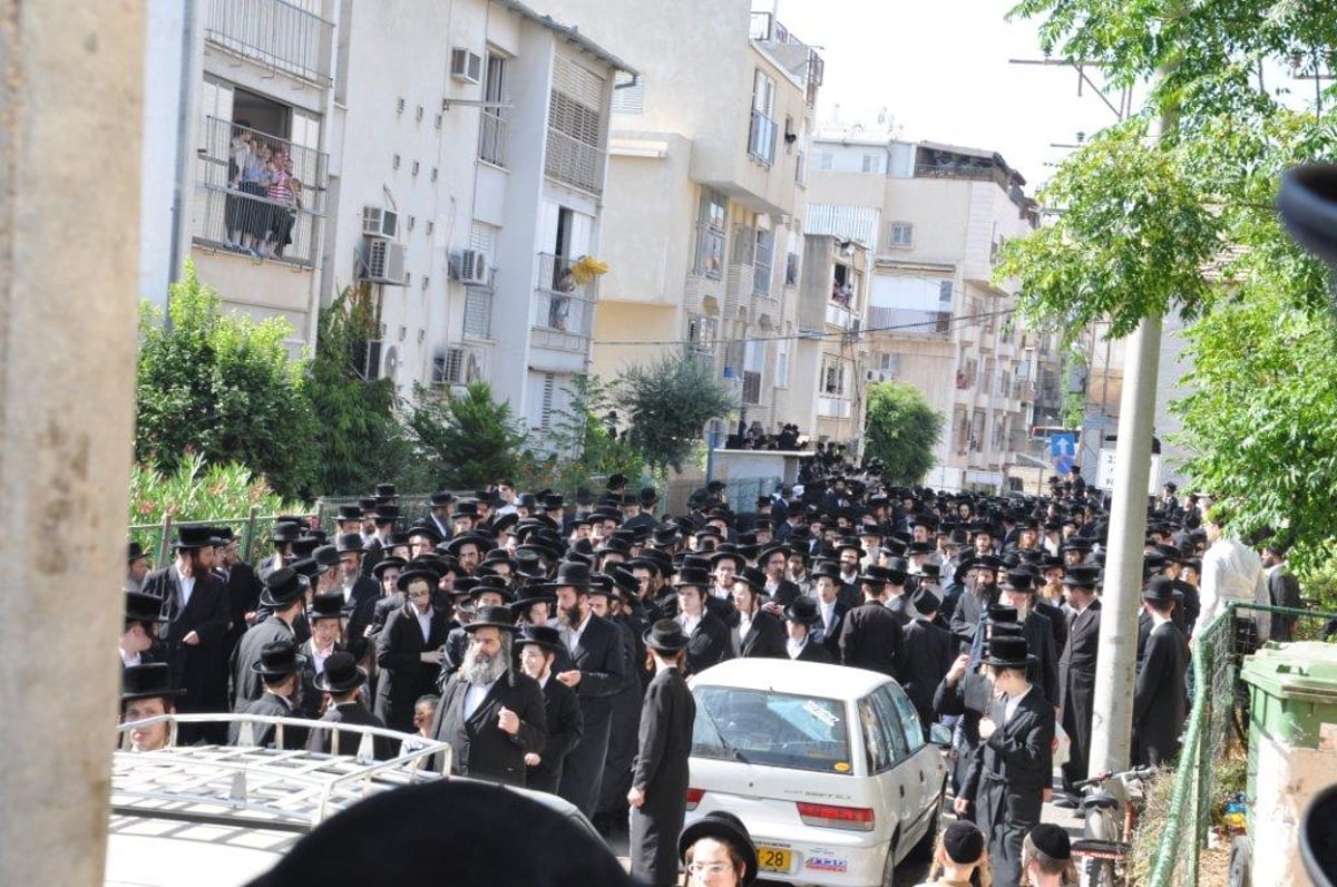 נפרדים מאמא: אלפים בהלווית הרבנית מטשרנוביל ● תיעוד