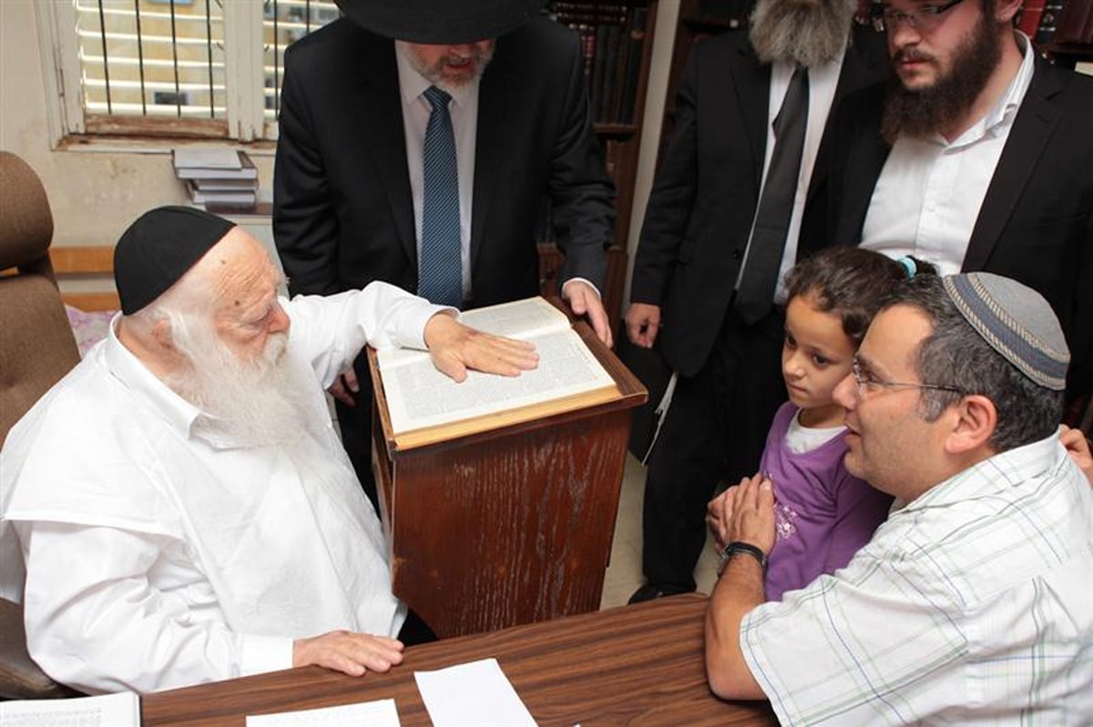 מרגש: רחל אטיאס התברכה על-ידי רבי חיים קנייבסקי