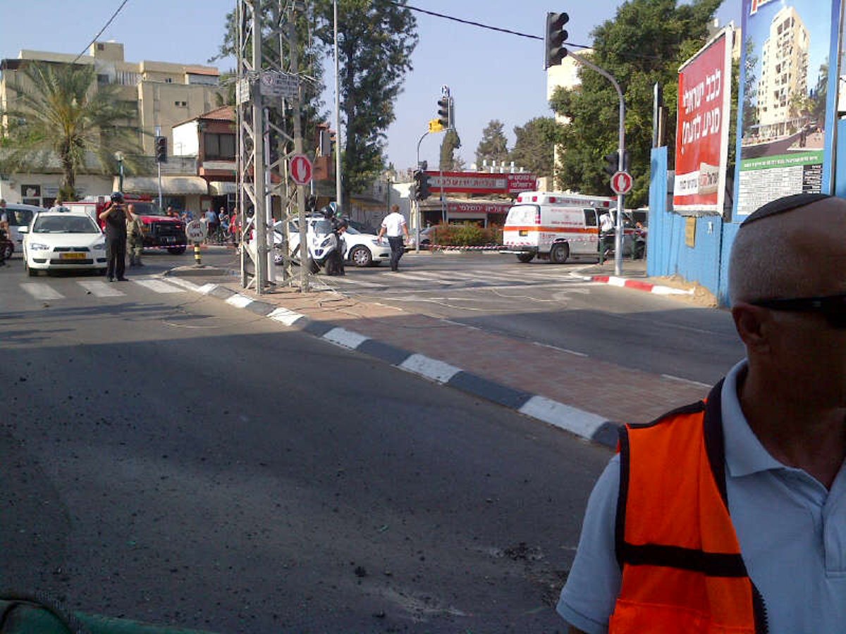 צפו: מנוף גבהים התמוטט באמצע הרחוב