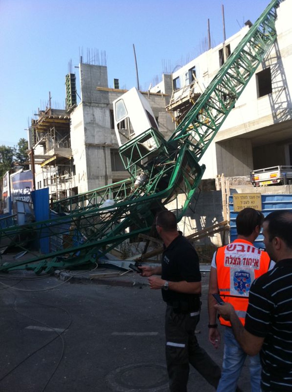 צפו: מנוף גבהים התמוטט באמצע הרחוב