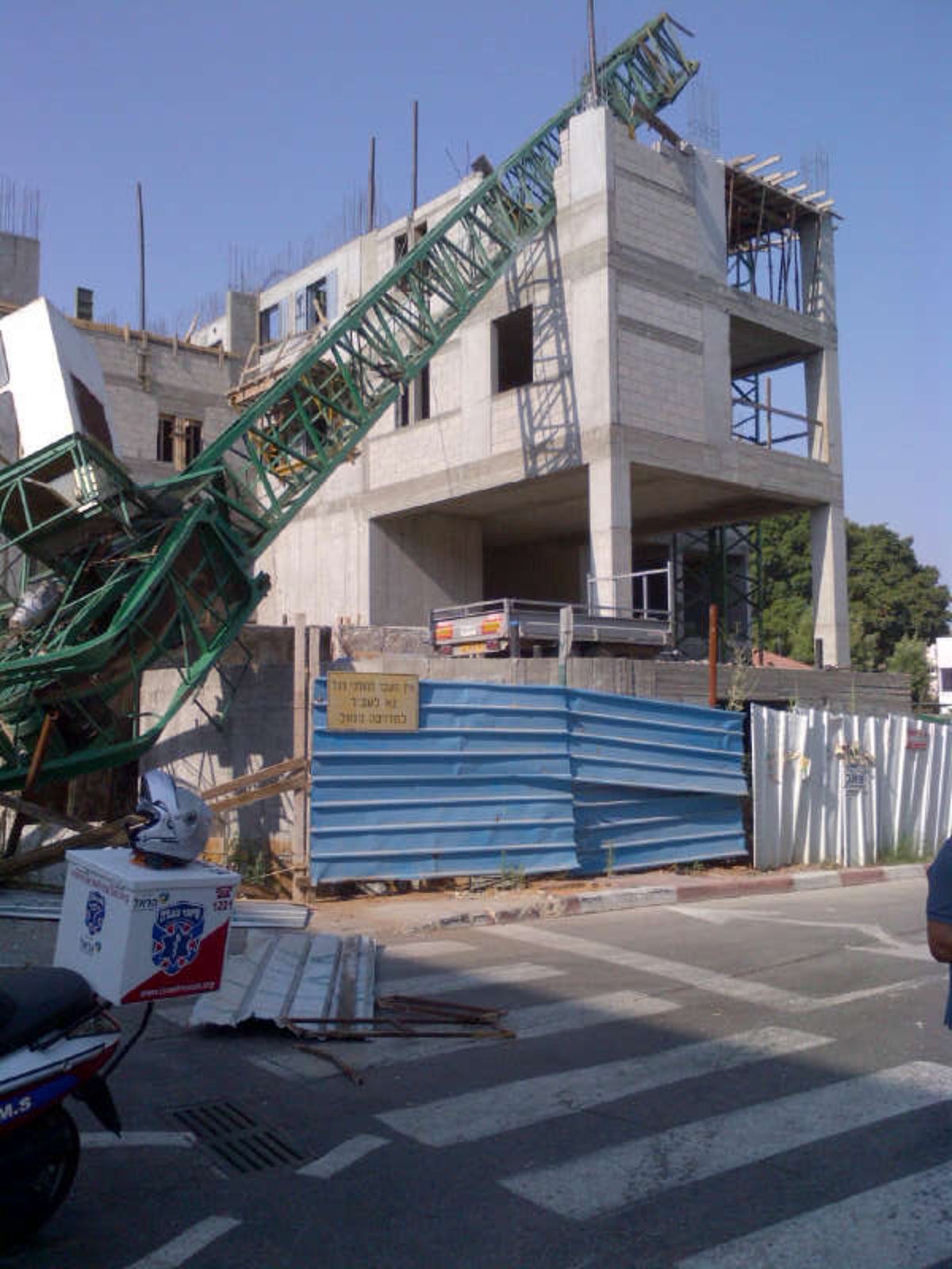 צפו: מנוף גבהים התמוטט באמצע הרחוב