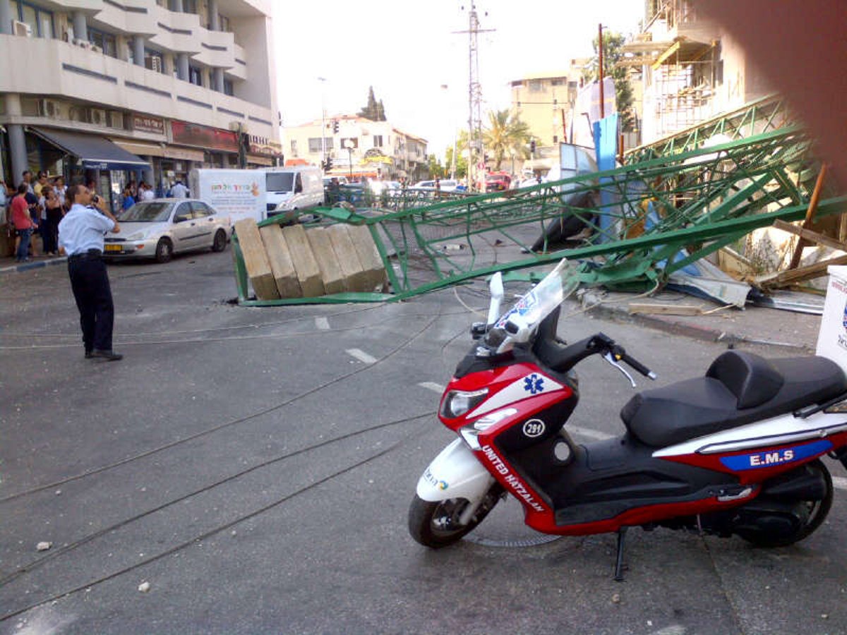 צפו: מנוף גבהים התמוטט באמצע הרחוב