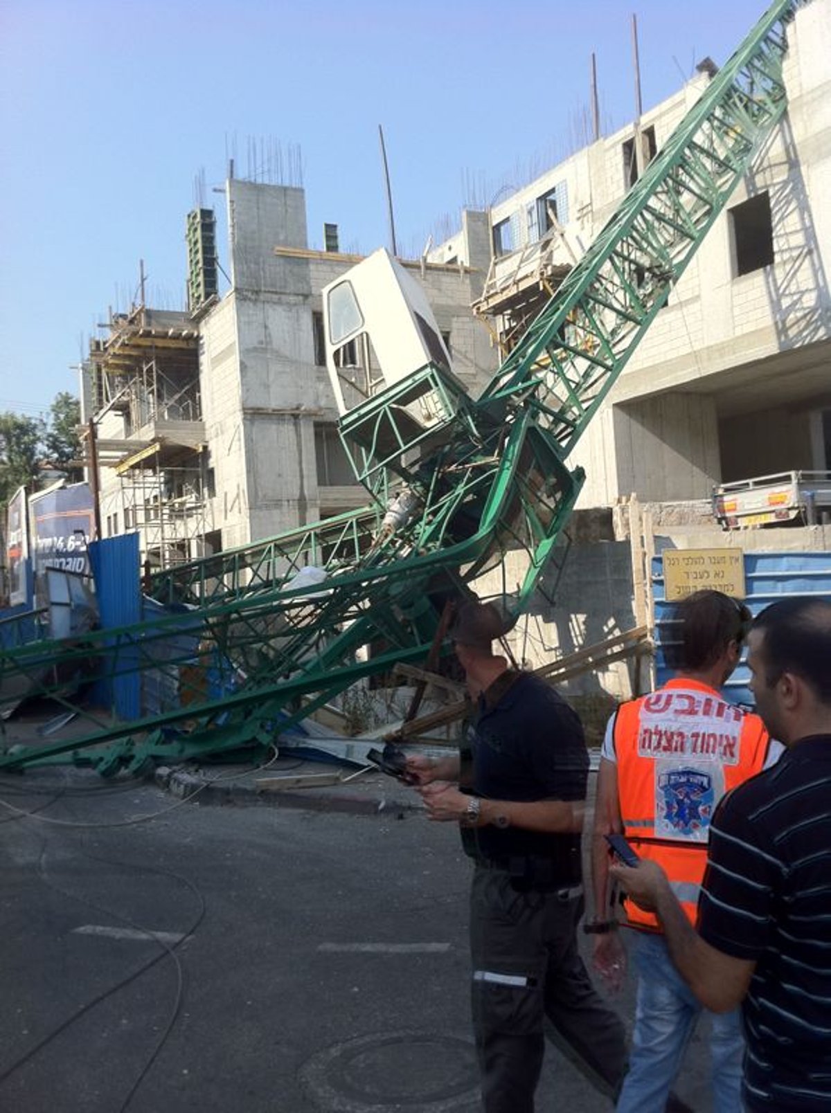 צפו: מנוף גבהים התמוטט באמצע הרחוב