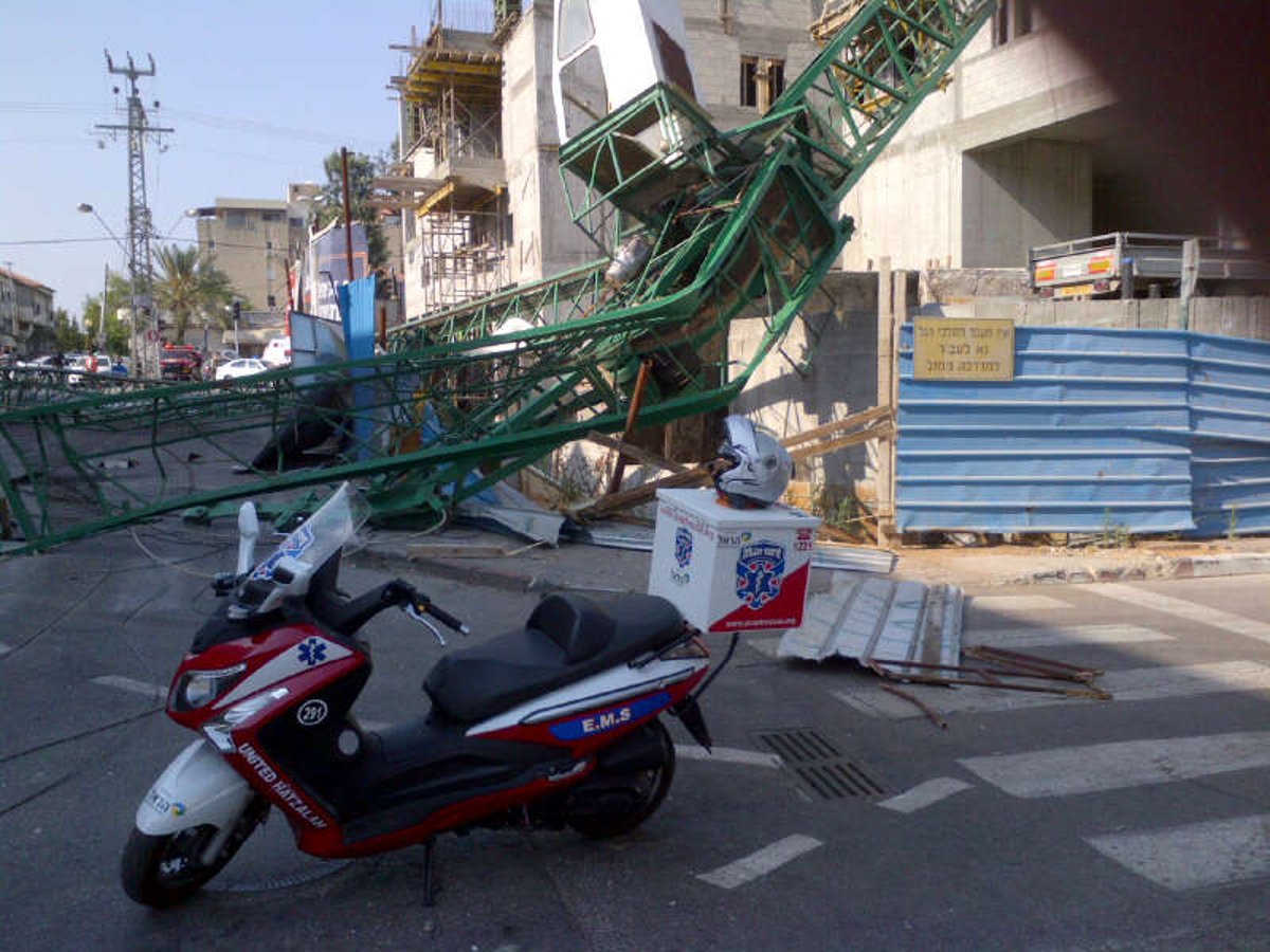 צפו: מנוף גבהים התמוטט באמצע הרחוב