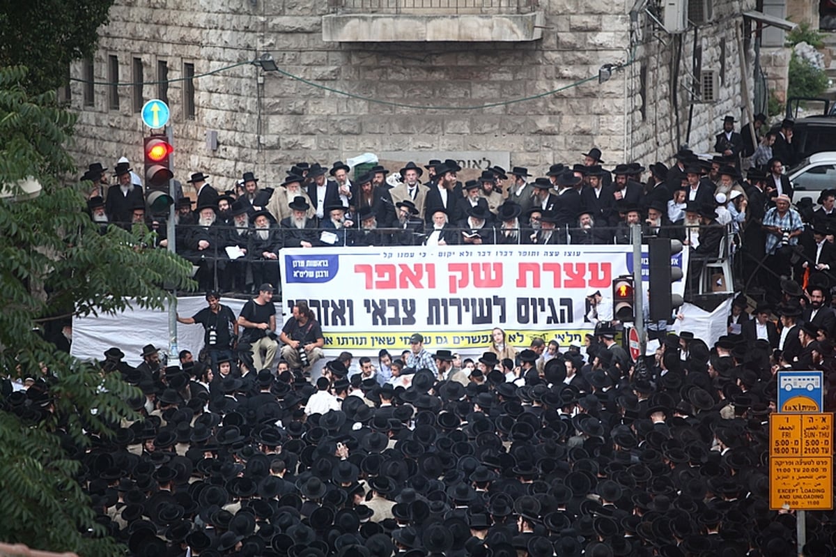 גאב"ד העדה החרדית זעק: "צריך למסור את הנפש ולא להתגייס לצה"ל"