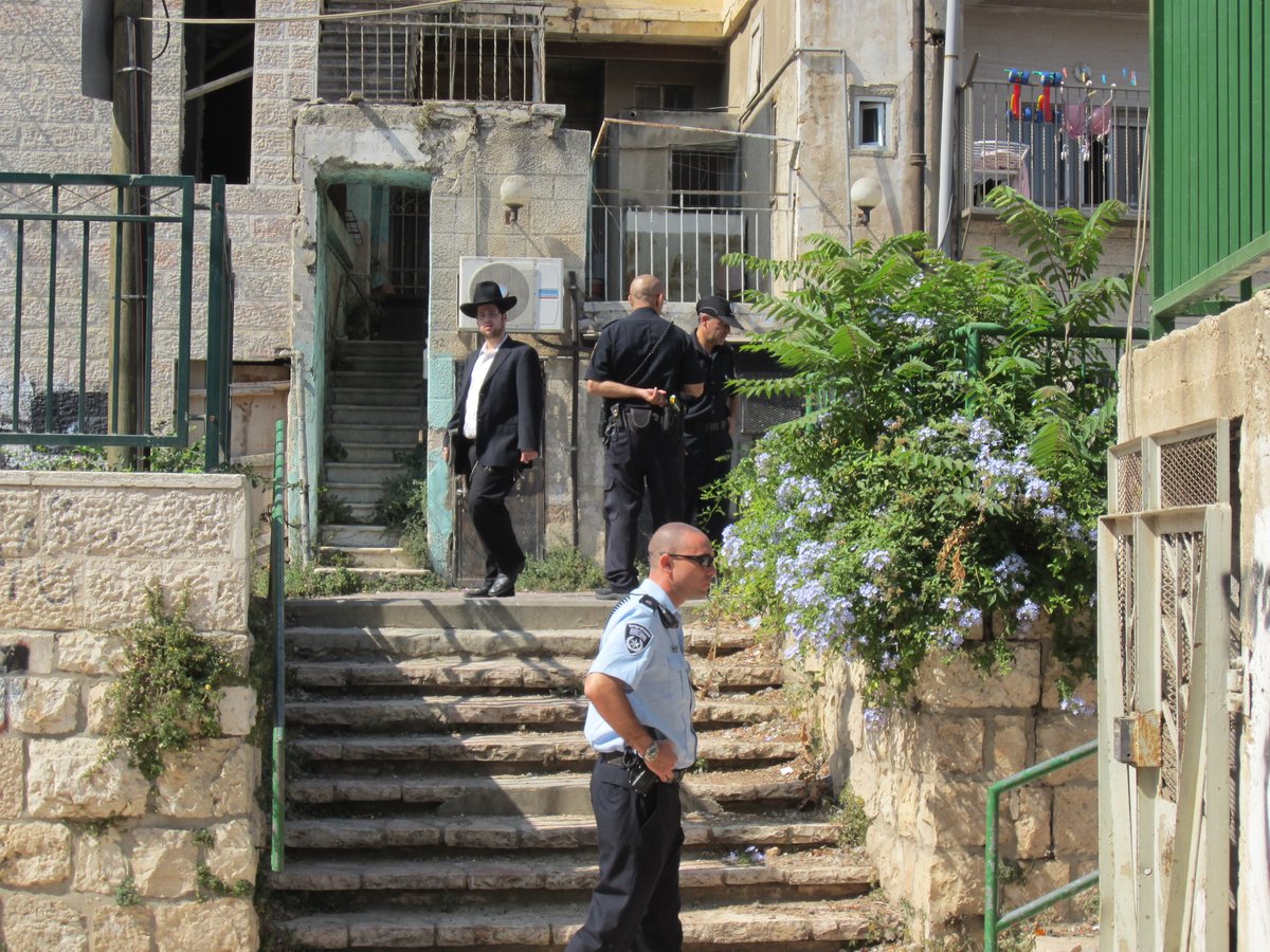 אברך נעצר במאה שערים, השוטרים חטפו אבנים