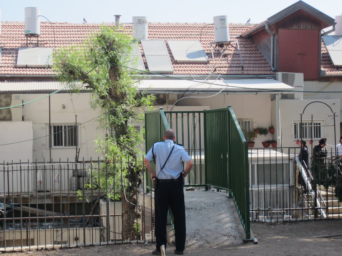 אברך נעצר במאה שערים, השוטרים חטפו אבנים