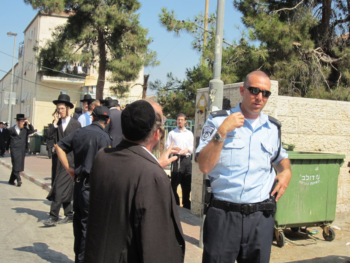 אברך נעצר במאה שערים, השוטרים חטפו אבנים