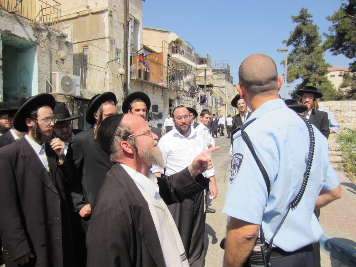 אברך נעצר במאה שערים, השוטרים חטפו אבנים