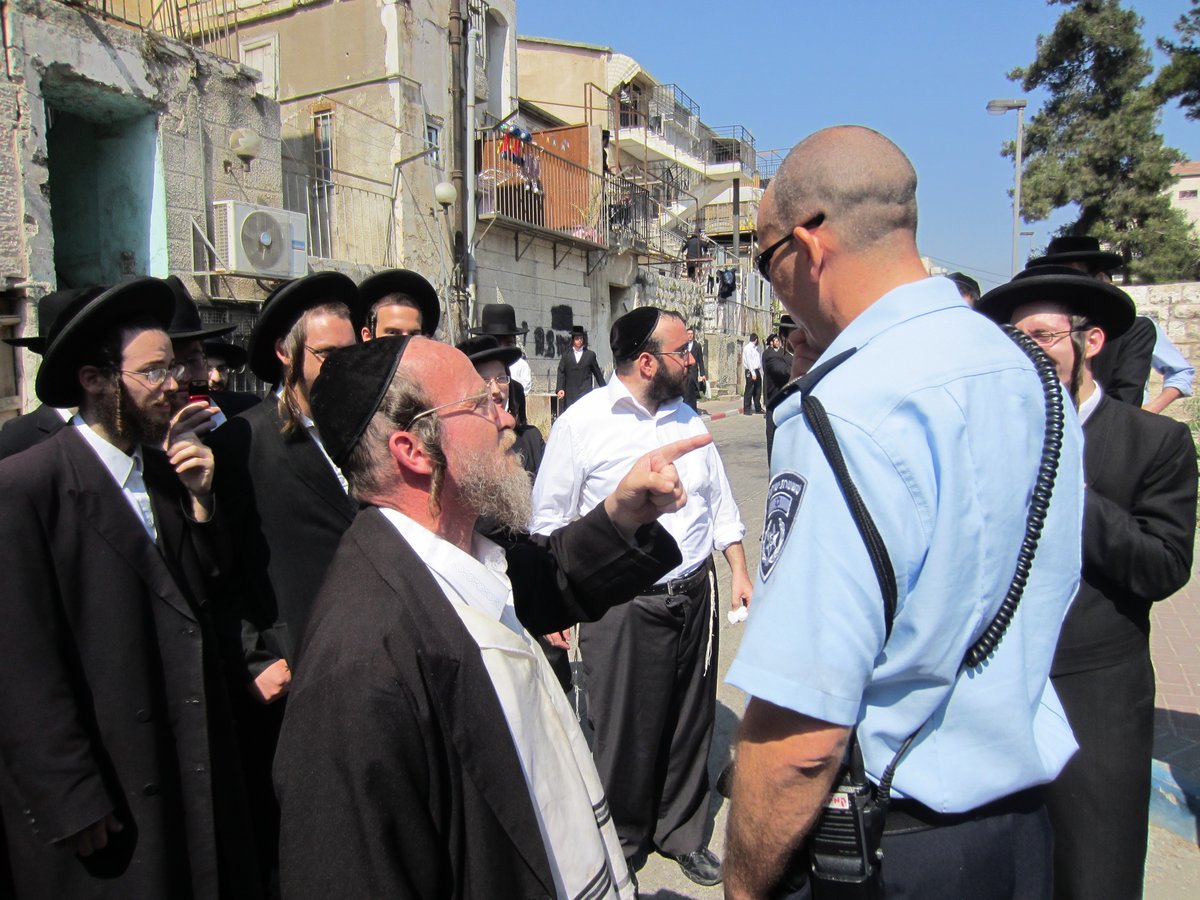 אברך נעצר במאה שערים, השוטרים חטפו אבנים