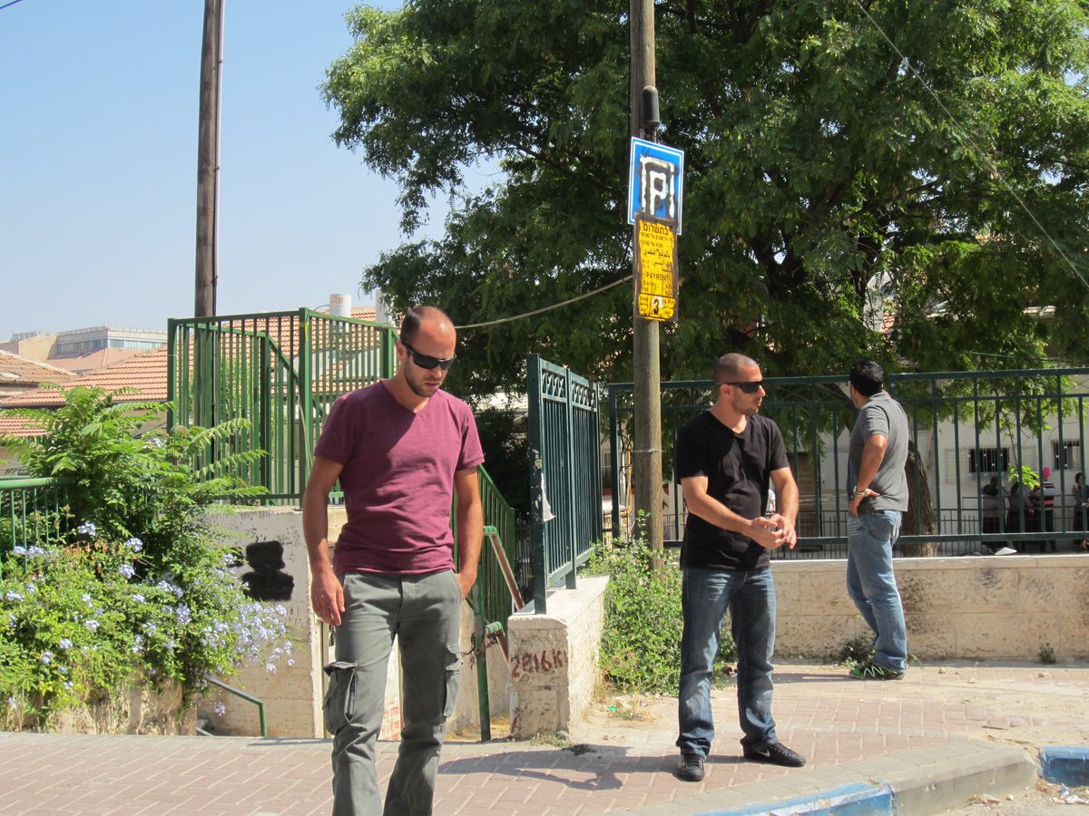 אברך נעצר במאה שערים, השוטרים חטפו אבנים