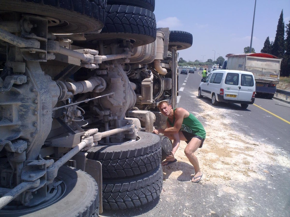 המשאית התהפכה, הנהג נלכד וניצל