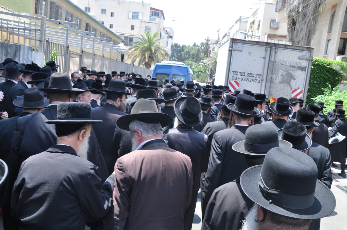 דרכו האחרונה: הלווית כ"ק האדמו"ר מנדבורנה-חדרה