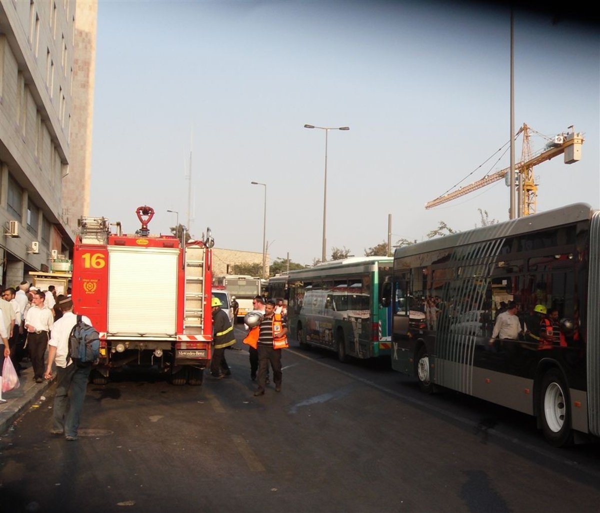 ירושלים: נמחצה בין אוטובוסים ונפצעה אנוש