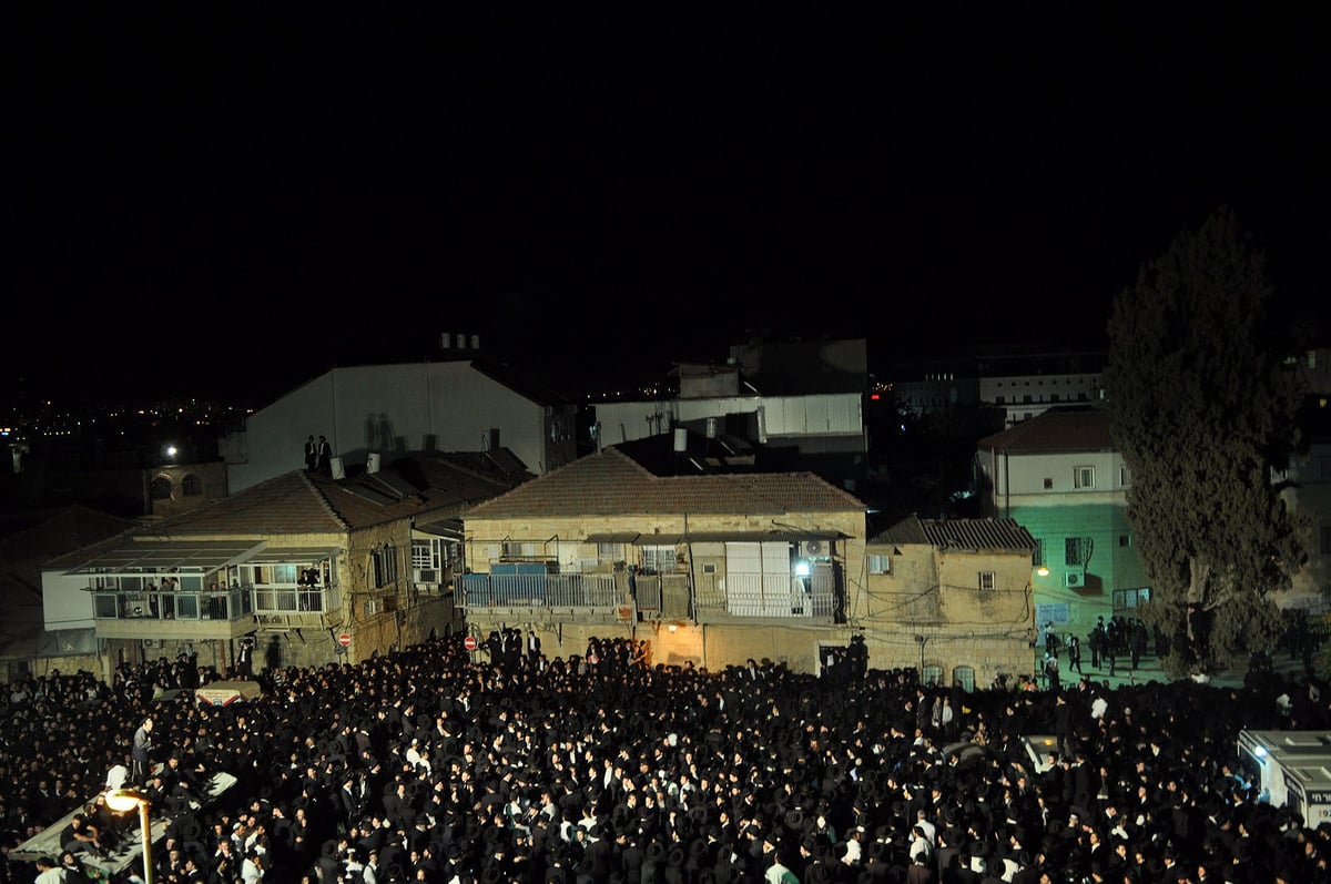 מלווים את פוסק הדור למנוחות: מאות אלפים בהלווית הגרי"ש אלישיב