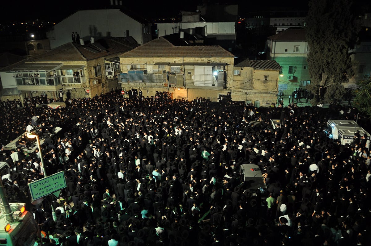 מלווים את פוסק הדור למנוחות: מאות אלפים בהלווית הגרי"ש אלישיב