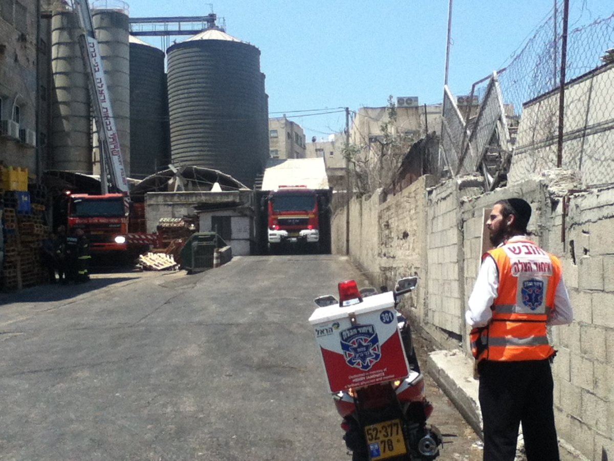 להבות בטחנת הקמח בבני-ברק: העובדים חולצו