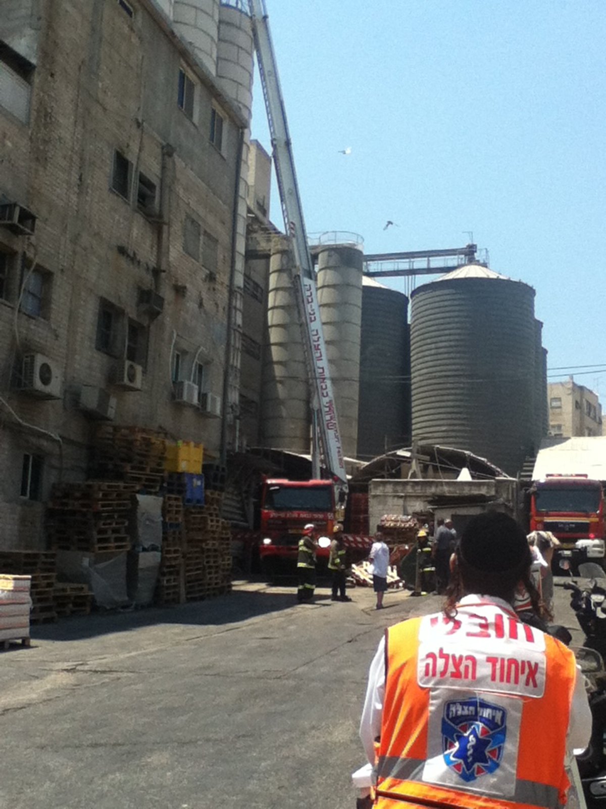 להבות בטחנת הקמח בבני-ברק: העובדים חולצו