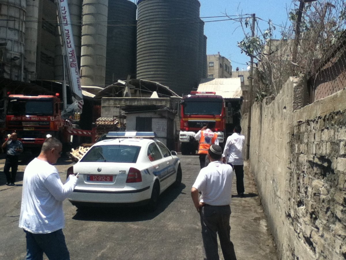 להבות בטחנת הקמח בבני-ברק: העובדים חולצו