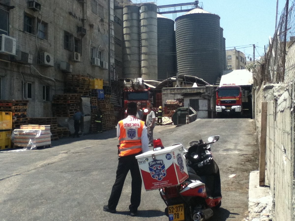 להבות בטחנת הקמח בבני-ברק: העובדים חולצו