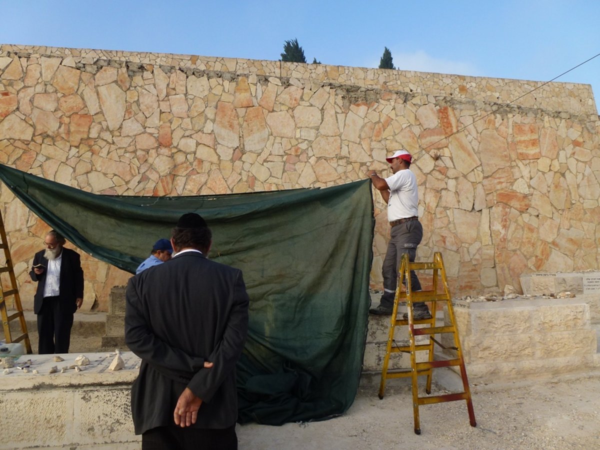 בתום ה'שבעה' לרב אלישיב זצ"ל: בני המשפחה עלו לקברו