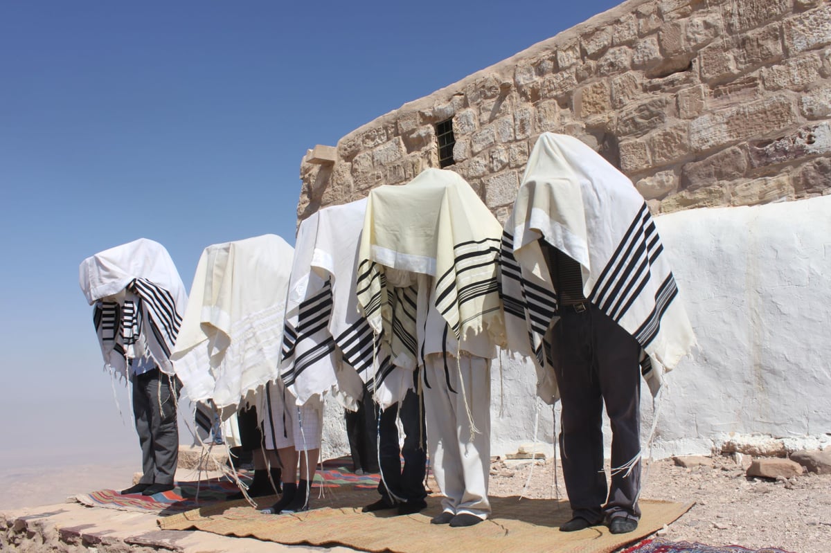 גלריה: אברכים חרדים בכאפיות ביקרו בקבר אהרן הכהן בירדן