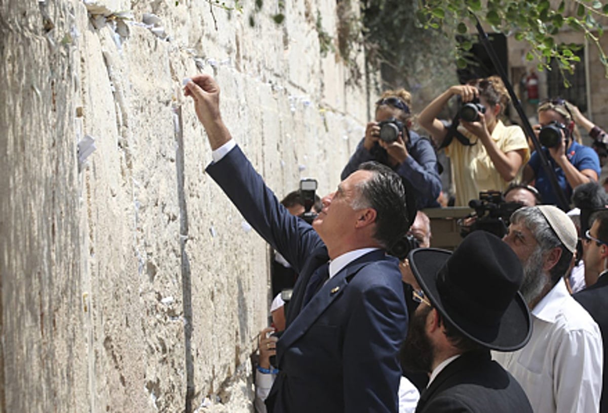 תשעה באב: המועמד לנשיאות ארה"ב קרא תהילים בכותל