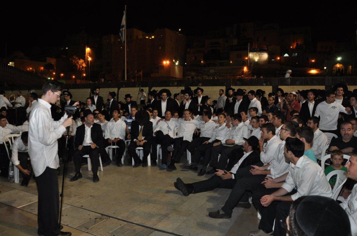 אחרי הצום: אלפים קידשו את הלבנה  בכותל המערבי