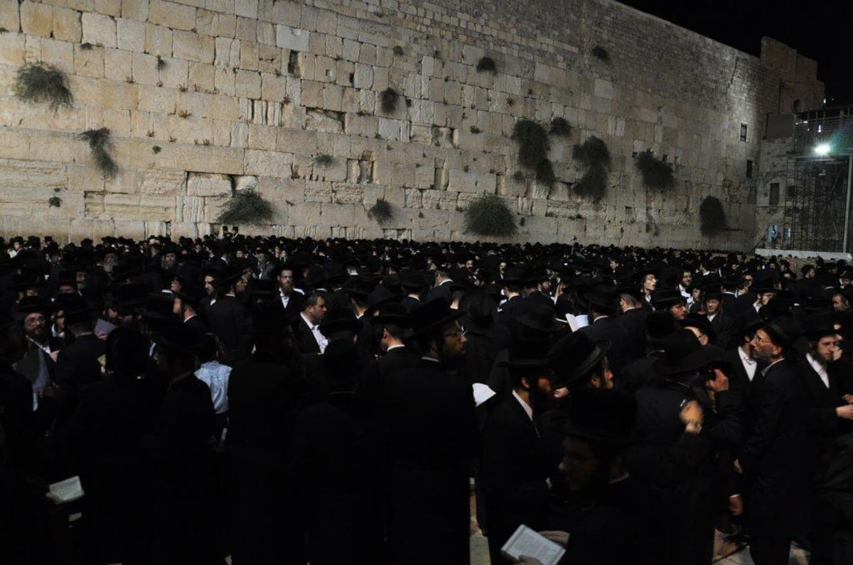 אחרי הצום: אלפים קידשו את הלבנה  בכותל המערבי