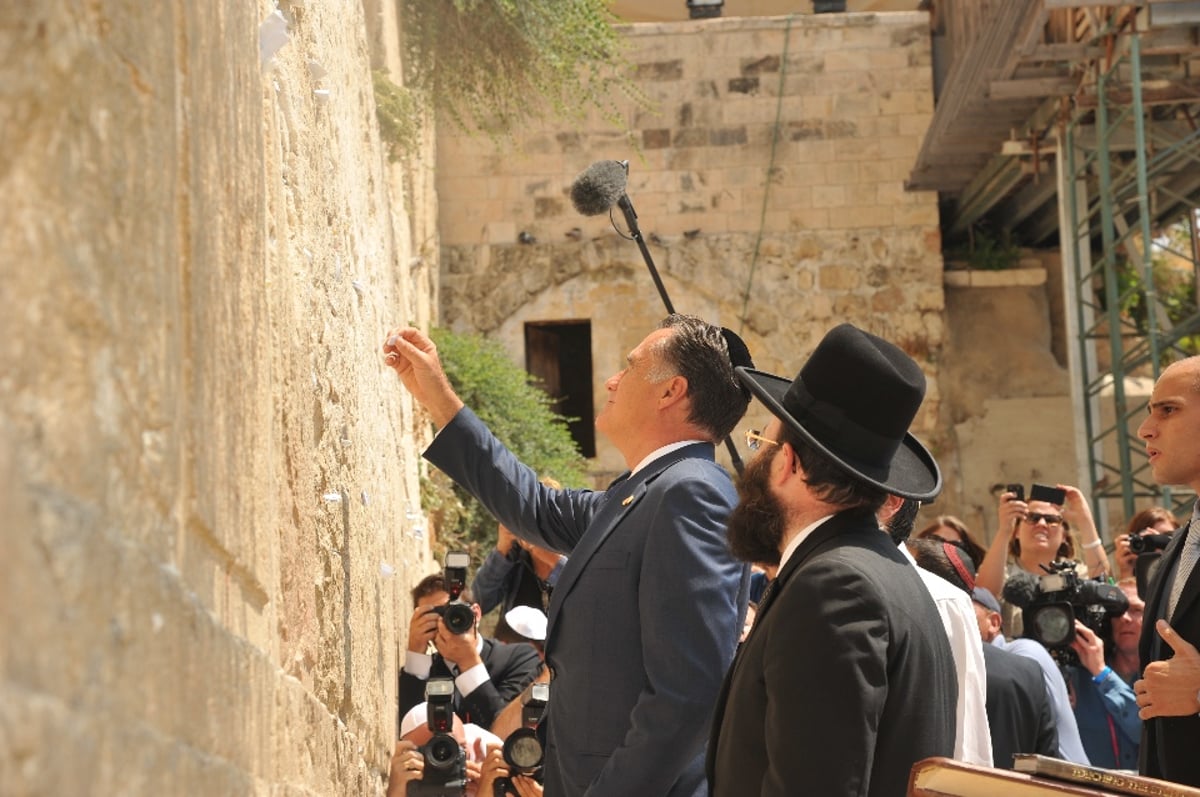 מחשש לגניבה: הפתק שהטמין מיט רומני הוצא מהכותל