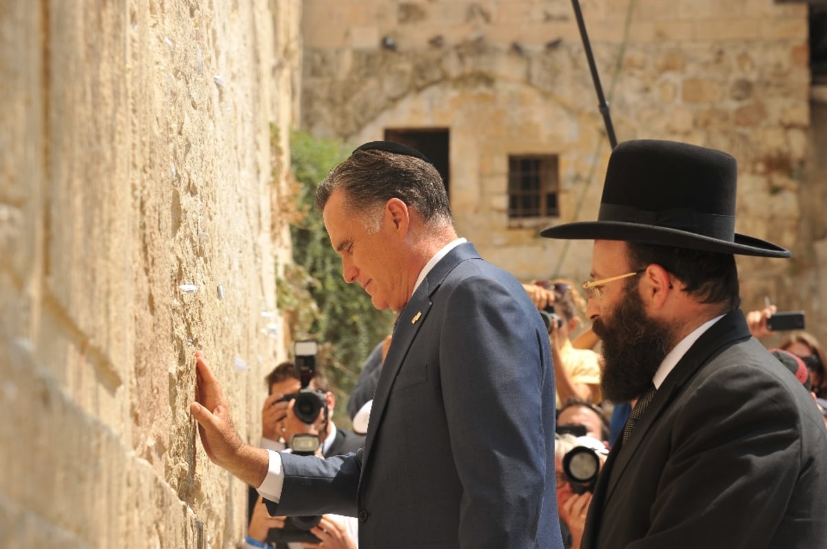 מחשש לגניבה: הפתק שהטמין מיט רומני הוצא מהכותל