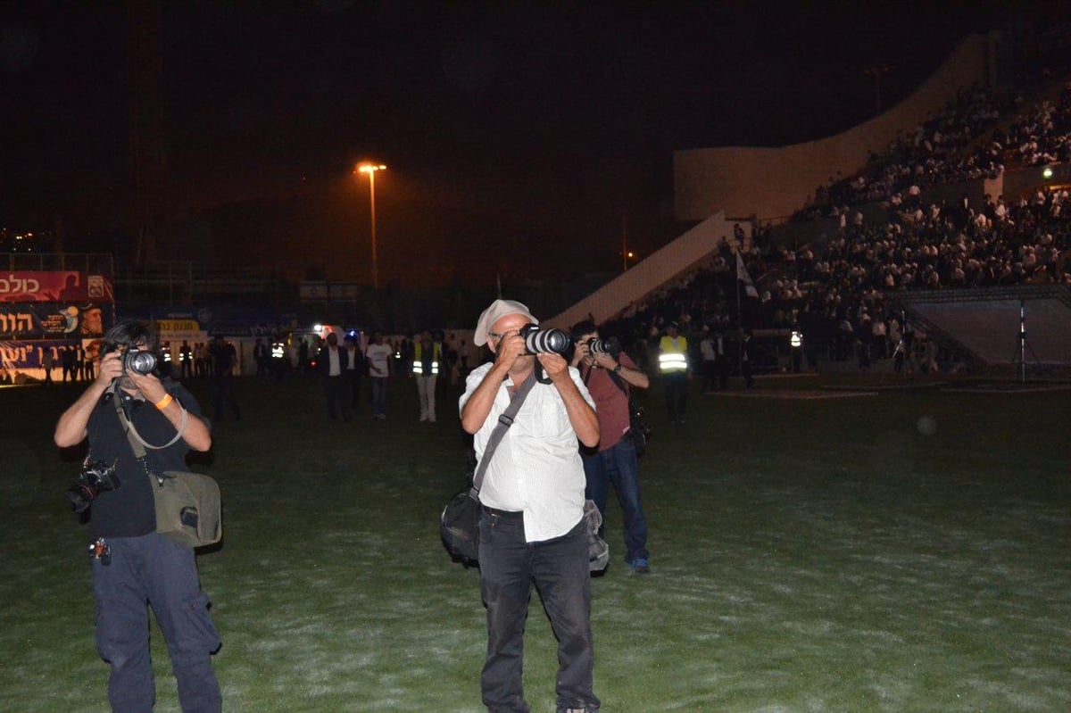 מעמד הרבבות במעמד סיום הש"ס באצטדיון טדי • גלרית ענק