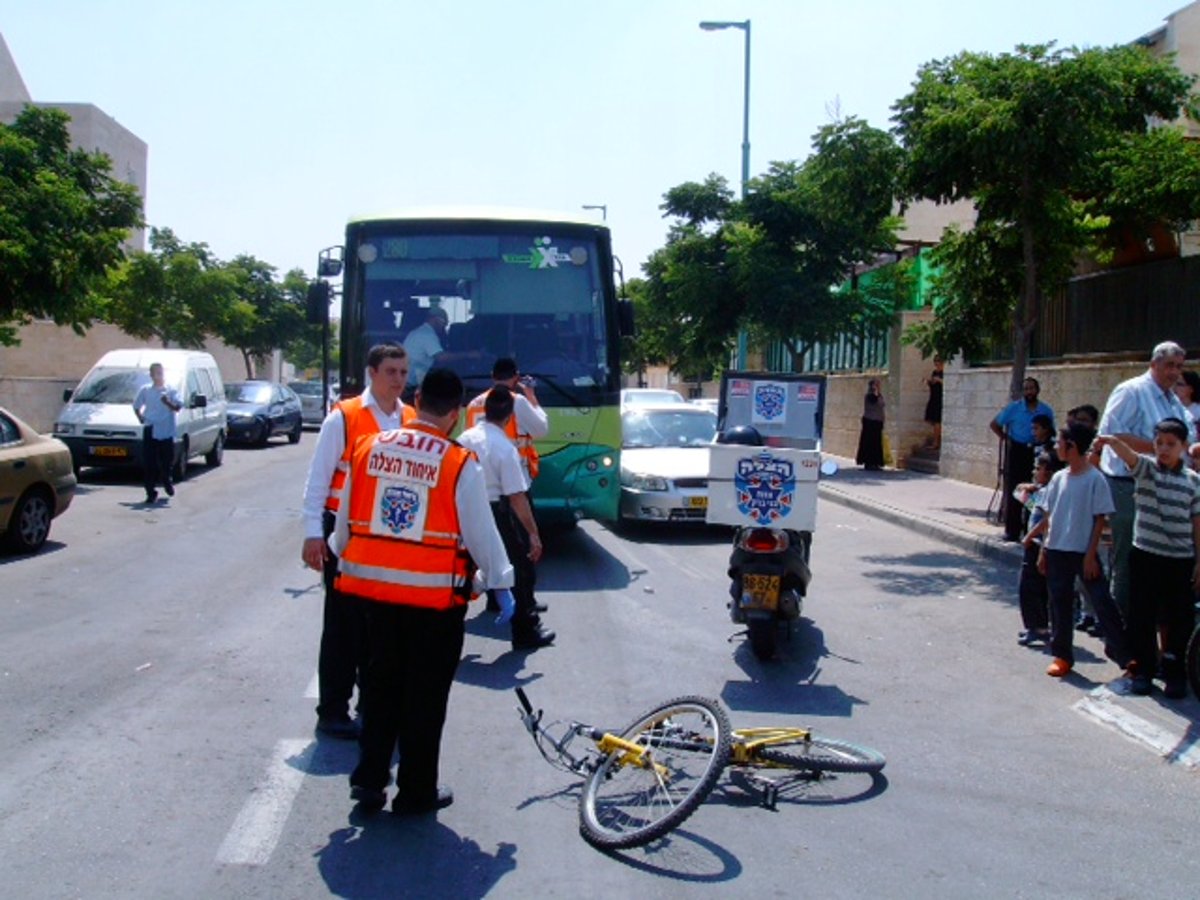 אלעד: נפגע קשה מאוטובוס בעת שרכב על אופניו