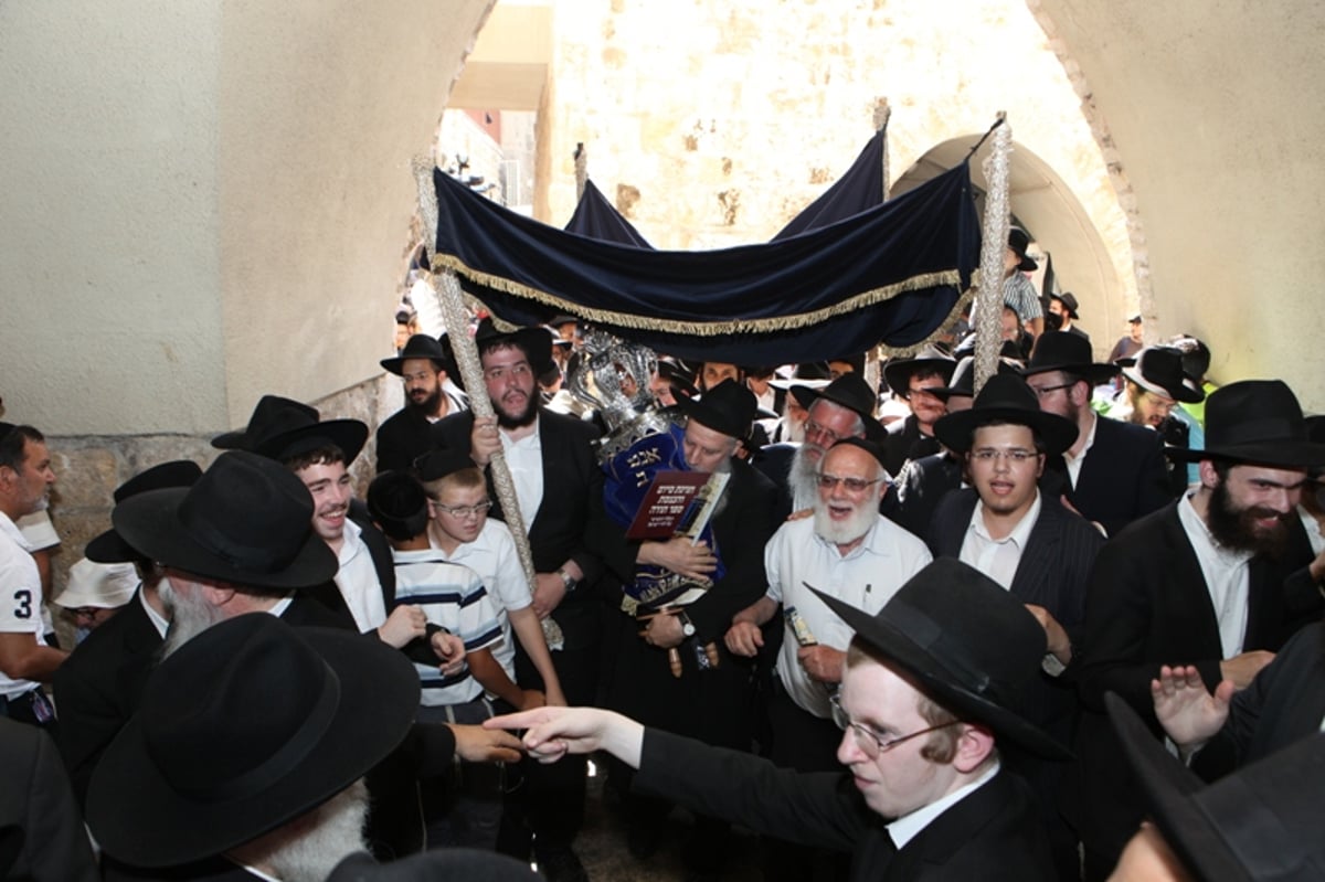 מעל רבבה חגגו בירושלים עם ספר-התורה לילדי ישראל