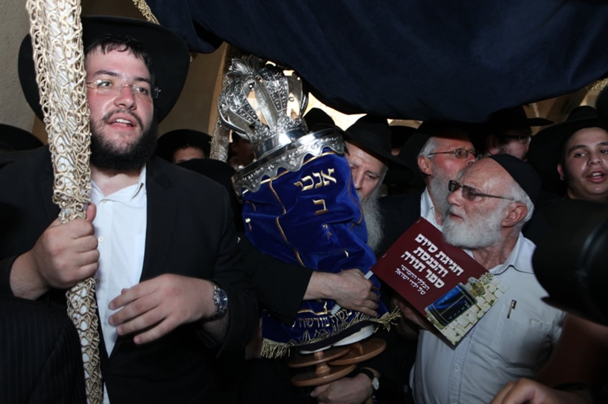 מעל רבבה חגגו בירושלים עם ספר-התורה לילדי ישראל