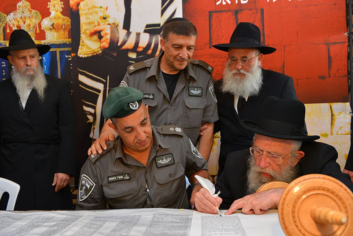 ספר-תורה שאיחד מאות אלפי ילדים הוכנס בכותל